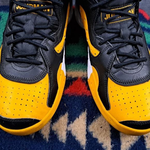 Athletic_Shoes